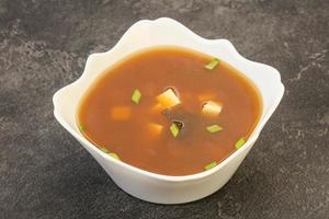 sopa de miso tradicional japonesa con tofu foto