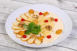 plato de queso con nueces foto