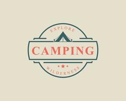 vintage retro badge camping y aventura al aire libre tipografía logo vector diseño inspiración