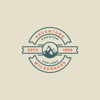vintage retro badge camping y aventura al aire libre tipografía logo vector diseño inspiración