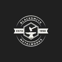 logotipos, emblemas y elementos de diseño de herrero de insignia retro vintage con textura grunge vector