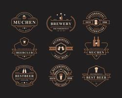 conjunto de insignia retro vintage oktoberfest etiqueta diseño tipográfico willkommen zum invitaciones logotipo de celebración del festival de la cerveza vector