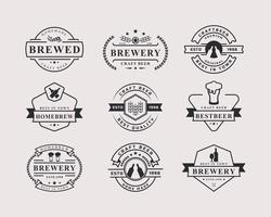 conjunto de etiquetas de cervecería artesanal de insignia retro vintage y elemento de logotipo de diseño vector