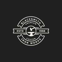 logotipos, emblemas y elementos de diseño de herrero de insignia retro vintage con textura grunge vector