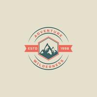 vintage retro badge camping y aventura al aire libre tipografía logo vector diseño inspiración