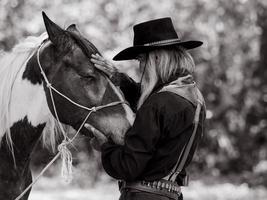 vaquero toca el caballo con amor foto