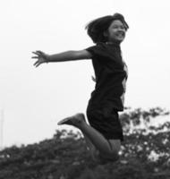 chica blanca y negra saltando alegremente. foto