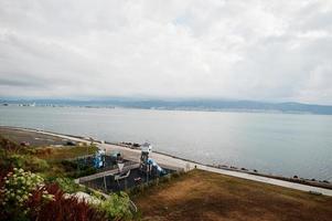 parque infantil y paseo marítimo en la ciudad de nesebar, bulgaria. foto