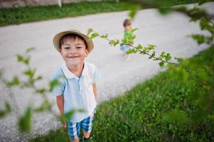 un niño pequeño y gracioso usa un sombrero mirando a la cámara. foto