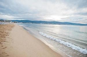 playa soleada en el mar negro en bulgaria. vacaciones de verano viajes vacaciones. foto