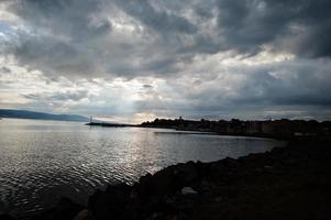 amanecer en la costa de nessebar, bulgaria. foto