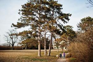 madre con dos hijos caminando en el parque valtice, república checa. foto