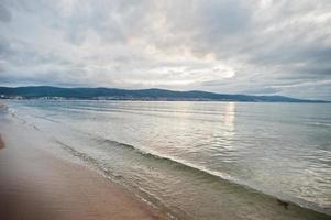 playa soleada en el mar negro en bulgaria. vacaciones de verano viajes vacaciones. foto