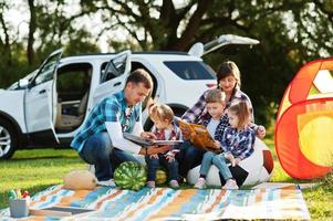 familia pasando tiempo juntos. tres niños. manta de picnic al aire libre. foto
