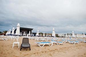 playa soleada en el mar negro en bulgaria. vacaciones de verano viajes vacaciones. tumbonas foto