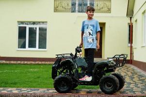 niño en quad de cuatro ruedas atv. foto