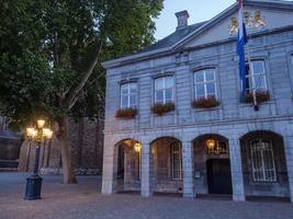 la ciudad de maastricht en el río maas en los países bajos foto