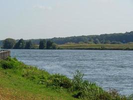 maastricht y kessel en el río maas foto