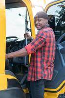 camionero hombre sonriendo confiado en el seguro de transporte de carga foto