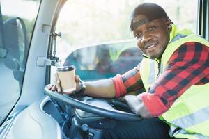 camionero hombre sonriendo confiado en el seguro de transporte de carga foto