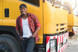 camionero hombre sonriendo confiado en el seguro de transporte de carga