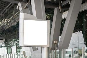 imagen de maqueta de carteles en blanco y led en la estación terminal del aeropuerto para publicidad foto