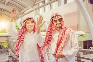 hombre de negocios árabe saludando con las manos juntas en el área de la pasarela foto