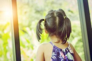 niña mirando el jardín verde foto