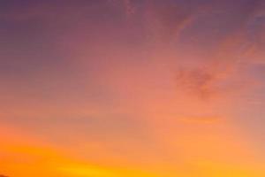 hermoso atardecer amanecer con nubes cielo con luz dramática para fondo de papel tapiz foto