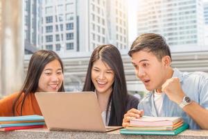 primer plano de estudiantes de secundaria felices con un camino de recorte que recibe buenas noticias en un cuaderno de tableta, concepto de educación. foto