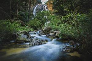 hermosas cascadas del parque nacional klong lan en el norte de tailandia foto