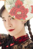 hermosa mujer asiática en cheongsam foto