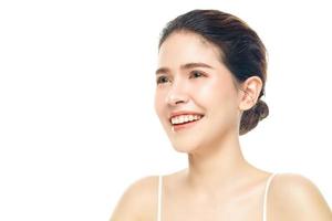 mujer joven feliz con una cara hermosa con una piel limpia y fresca perfecta sobre un fondo blanco. foto