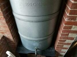 contenedor o barril de metal de 100 galones y ladrillos