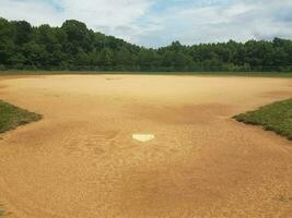 diamante de béisbol con tierra y hierba foto