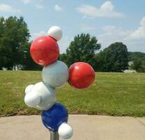 molécula roja, blanca y azul con hierba verde foto
