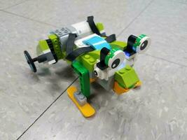 robot animal hecho de bloques de plástico en el suelo foto