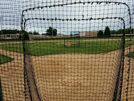 campo de beisbol con redes de seguridad foto