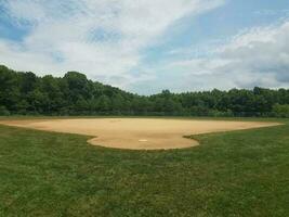 baseball diamond with dirt and grass photo