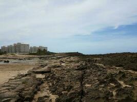 costa rocosa en la playa en isabela, puerto rico foto