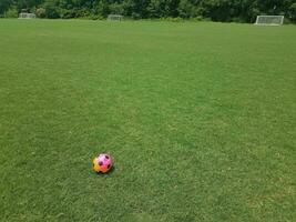 colorido balón de fútbol sobre el césped en un campo foto