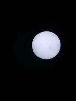 el sol visto a través de un filtro solar en un telescopio foto