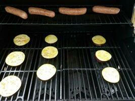 salchichas y berenjenas a la parrilla foto