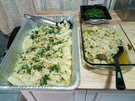 comida de puerto rico raíz de yuca y plátano en aceite en la mesa foto