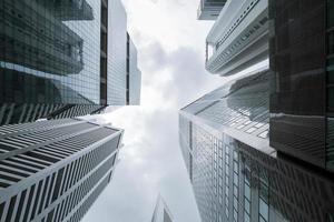 Vista de los modernos rascacielos de negocios de vidrio y vista del cielo del paisaje del edificio comercial en el centro de la ciudad foto