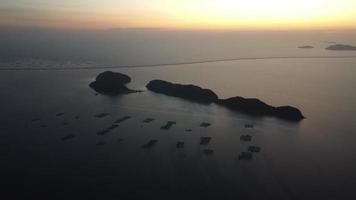 vista aérea kelong cerca de la isla y el segundo puente de penang en la hora dorada del atardecer video