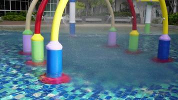 parque aquático borrifar água na piscina video
