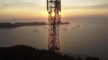 torre de telecomunicaciones vista aérea video