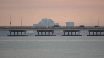 politievrachtwagen en wegverkeer bij de brug van Penang video