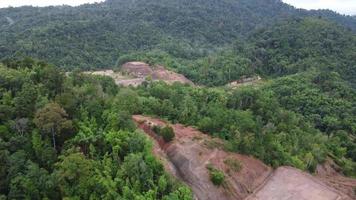 vue aérienne déforestation près de la colline